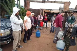 Philanthropic foreigner supports families with pantries and gas mines
