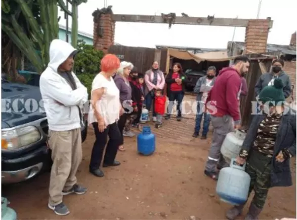 Philanthropic foreigner supports families with pantries and gas mines